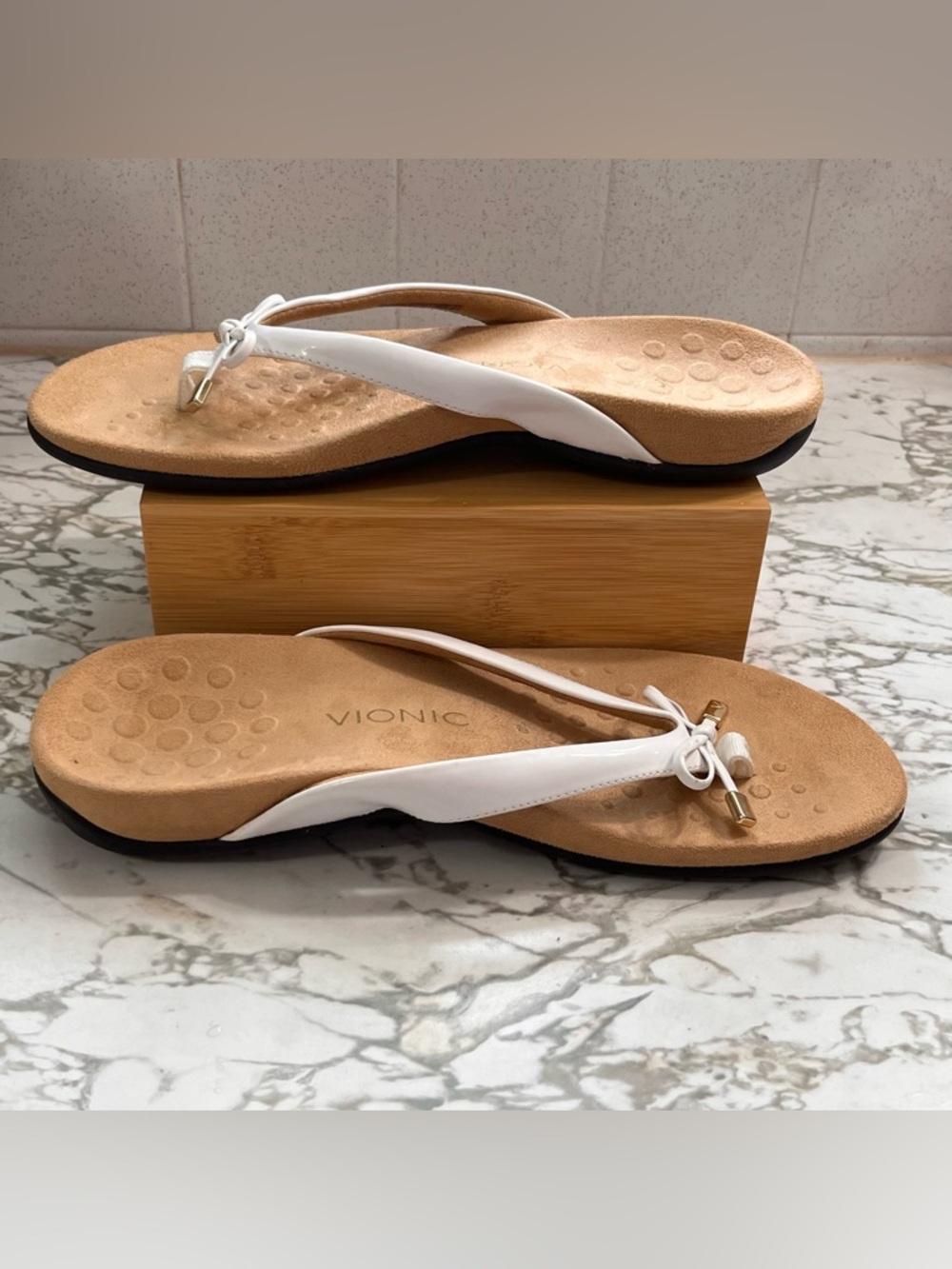 Vionic Bella Toe Post White Leather  Sandals with Gold Accents with Bow. Size 10